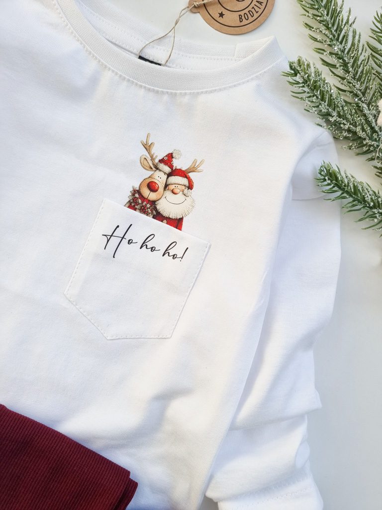 Koszulka dziecięca Św. Mikołaj z reniferkiem w kieszonce Ho ho ho!