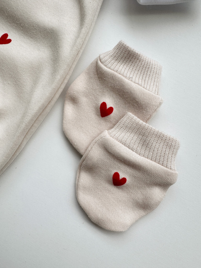 Niedrapki niemowlęce z nadrukiem serduszek