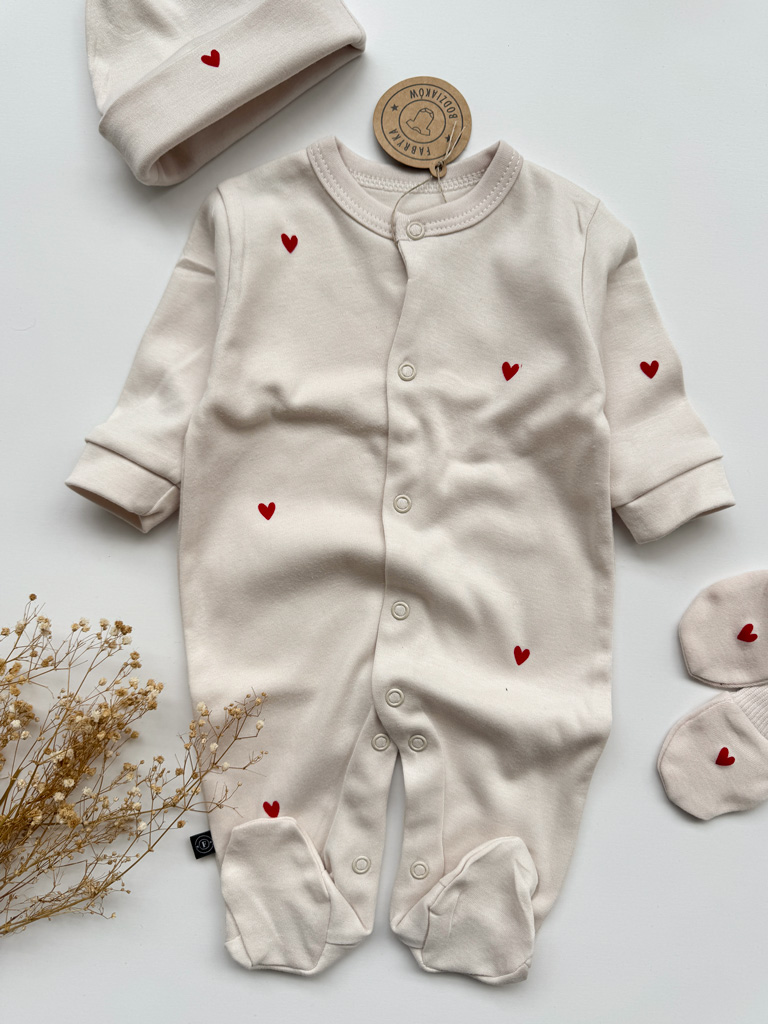 Pajacyk niemowlęcy ze stópkami z nadrukiem serduszek