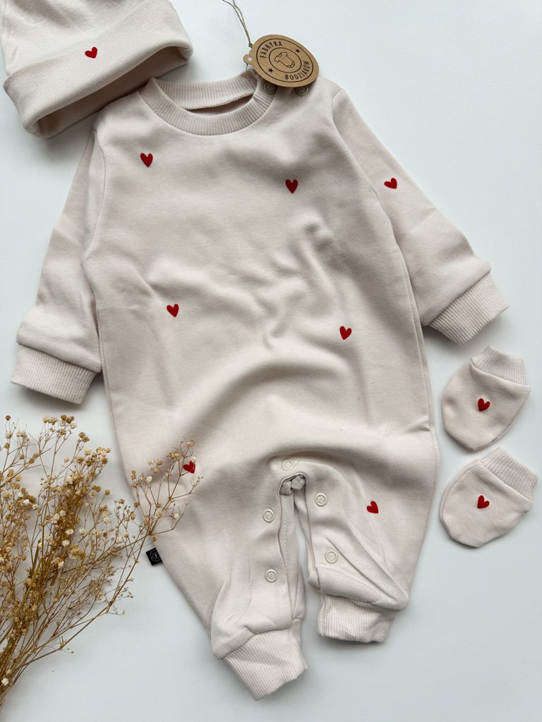 Pajac niemowlęcy z nadrukiem serduszek