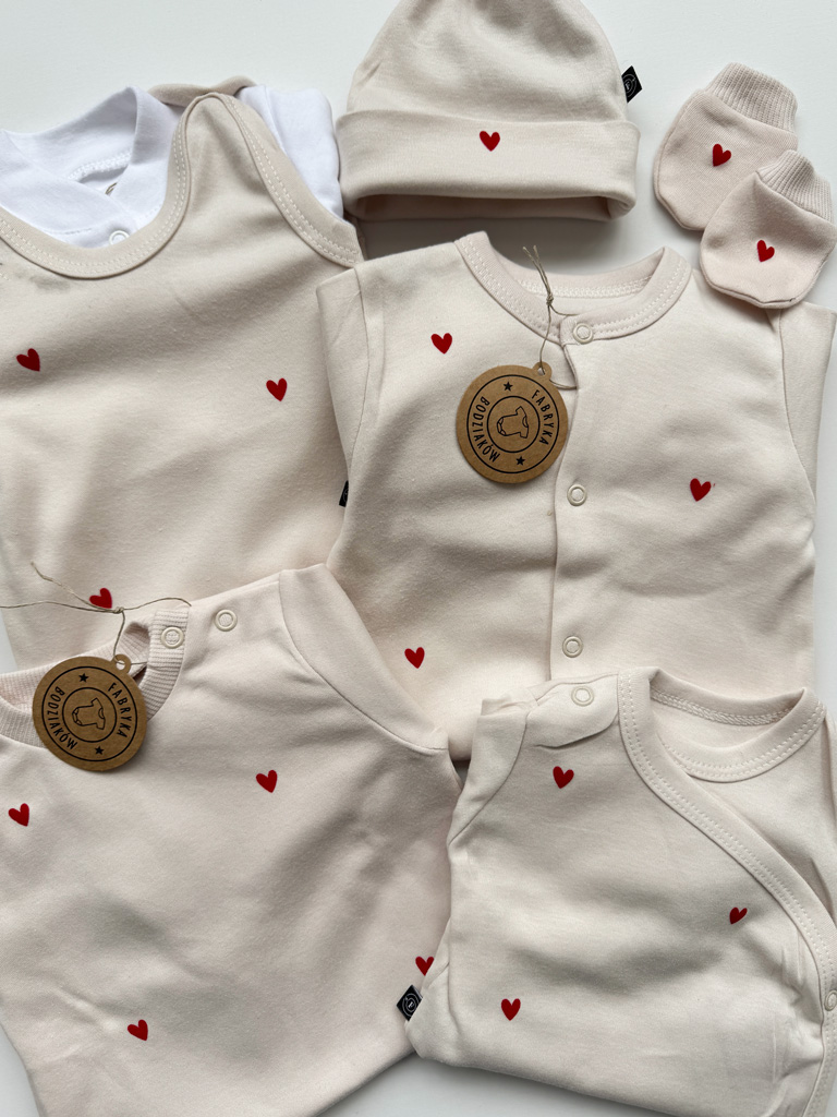 Zestaw wyprawkowy dla niemowlaka serduszka 9el.