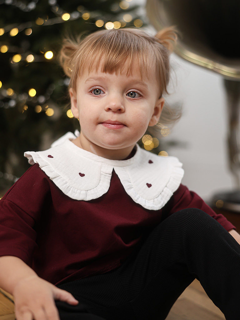 Kołnierzyk dziecięcy muślinowy z falbanką bordowe serduszka