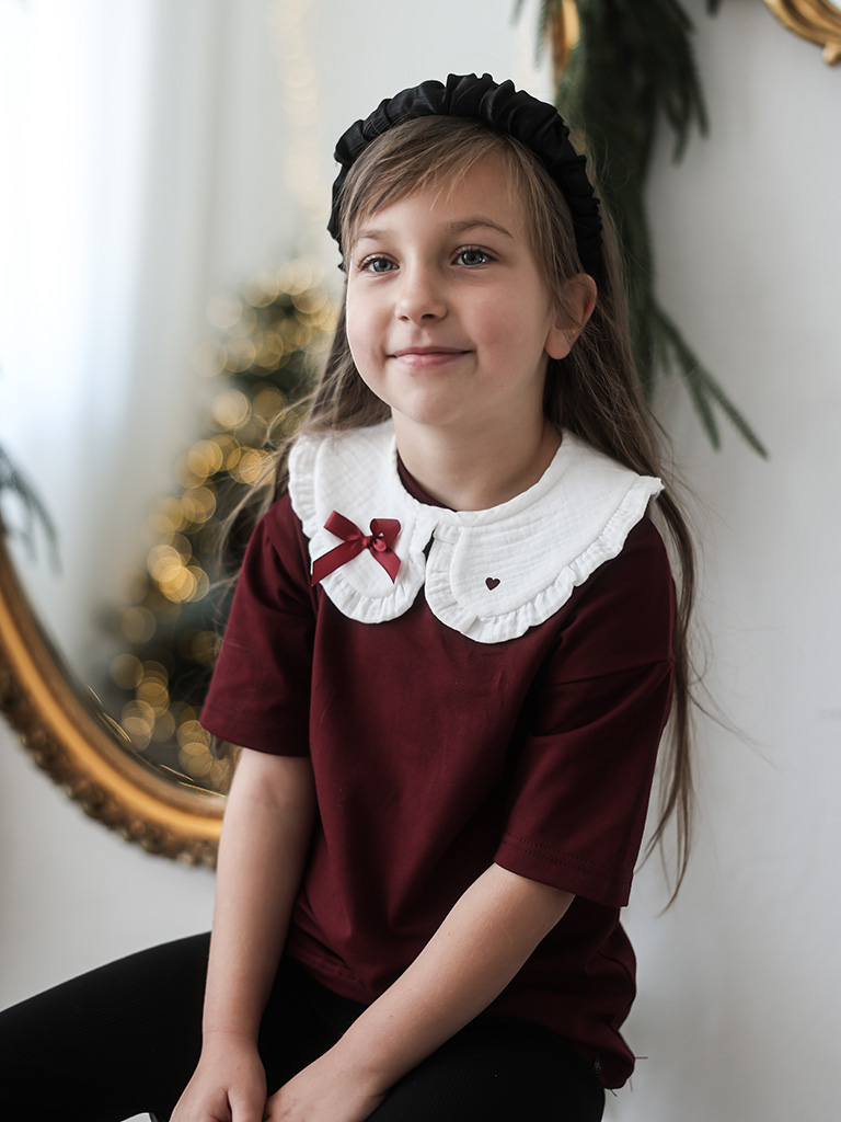 Kołnierzyk dziecięcy muślinowy z falbanką bordowe serduszko i kokardka