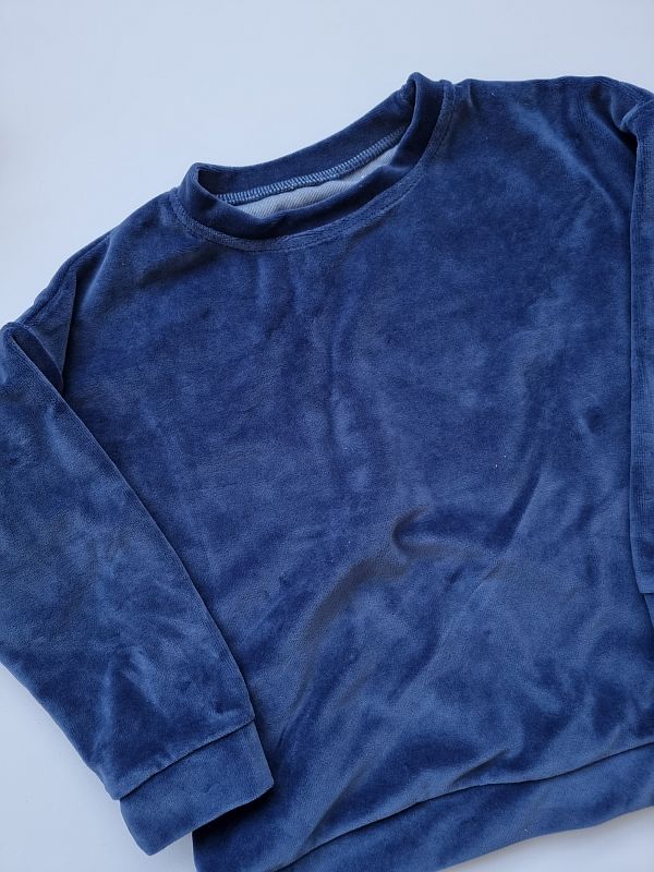 Bluza welurowa ciemno niebieska bez kaptura rozmiar 110