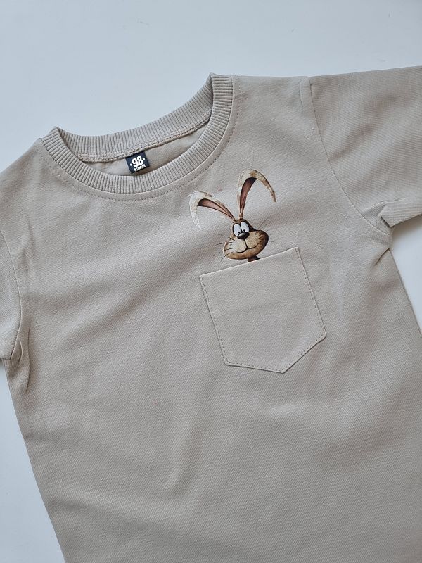Koszulka beżowa krótki rękaw królik w kieszonce rozmiar 98