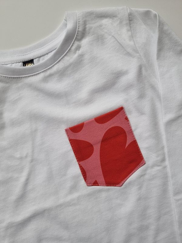 Koszulka biała długi rękaw kieszonka w serduszka rozmiar 116