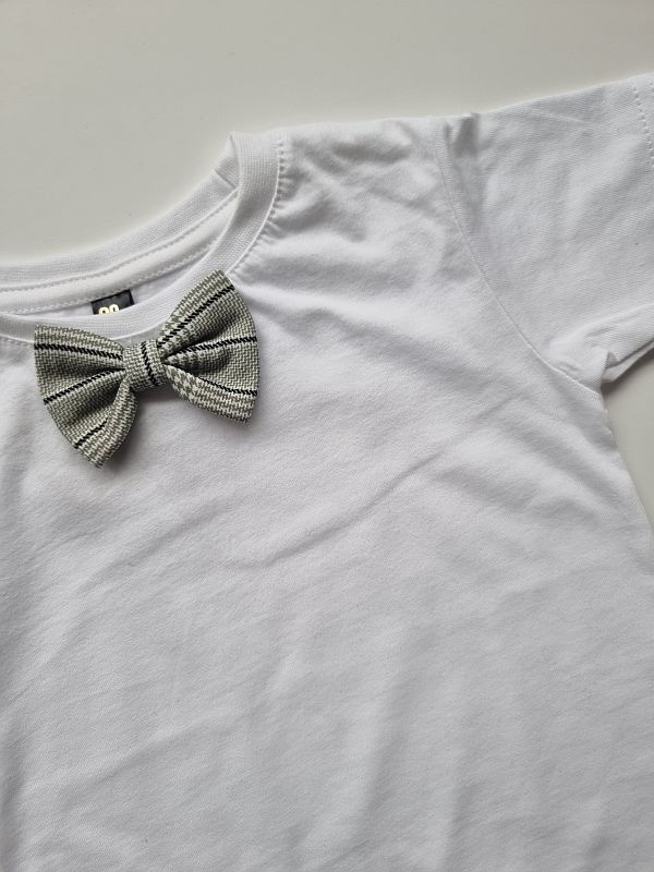 Koszulka biała krótki rękaw mucha w kratę rozmiar 98