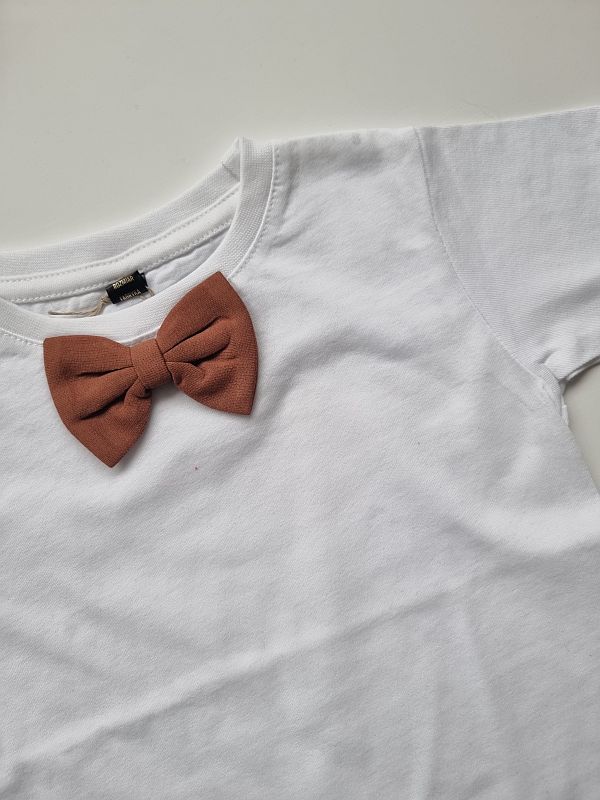 Koszulka biała krótki rękaw cynamonowa mucha rozmiar 98