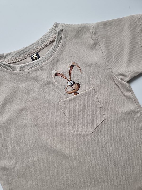 Koszulka beżowa krótki rękaw królik w kieszonce rozmiar 98