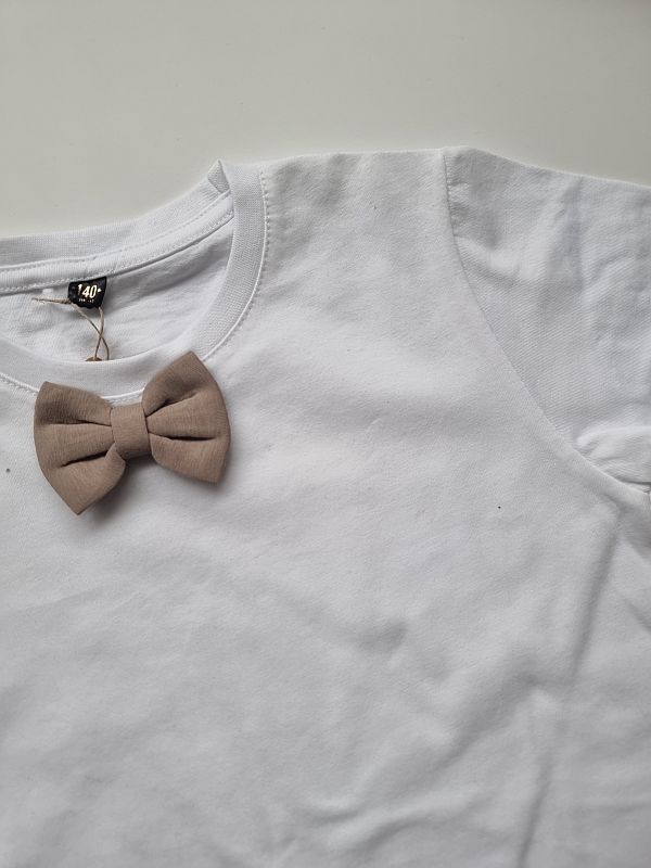 Koszulka biała krótki rękaw kawowa mucha rozmiar 140