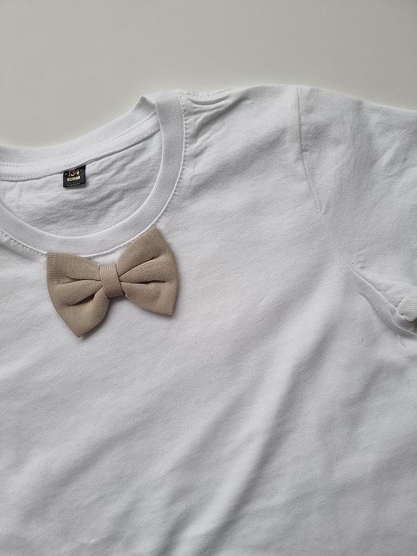 Koszulka biała krótki rękaw beżowa mucha rozmiar 134