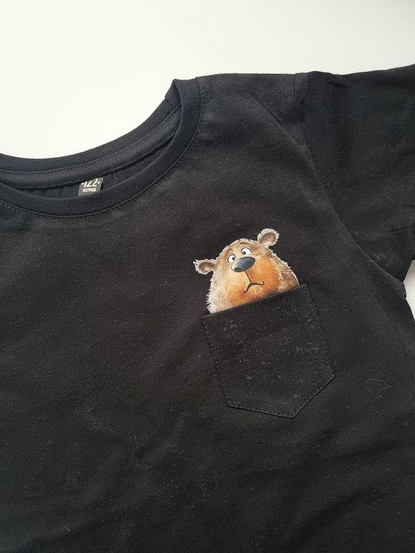 Koszulka czarna krótki rękaw miś w kieszonce rozmiar 122