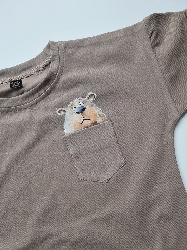 Koszulka kawowa krótki rękaw miś w kieszonce rozmiar 122