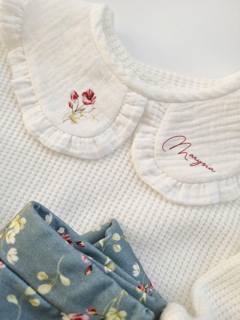 Kołnierzyk dziecięcy muślinowy z falbanką kwiatuszek z imieniem