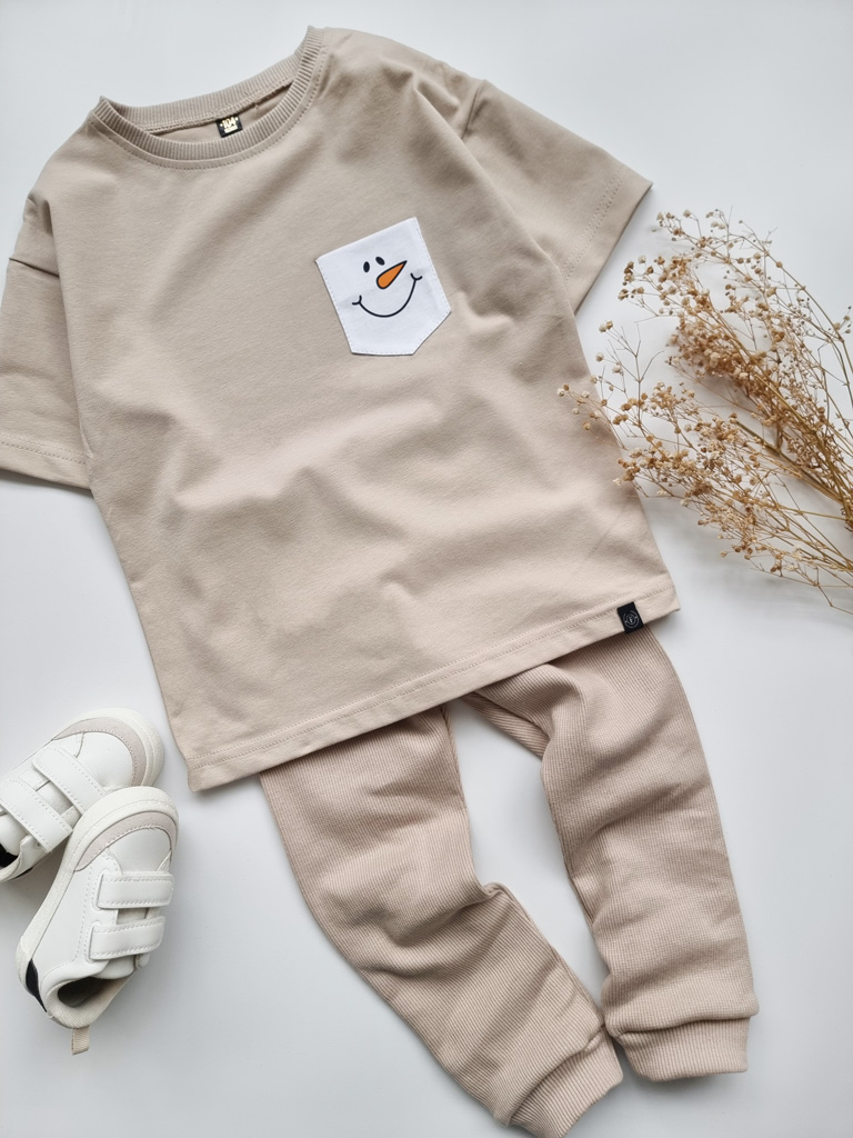 Koszulka dziecięca beżowa z bałwankiem na białej kieszonce