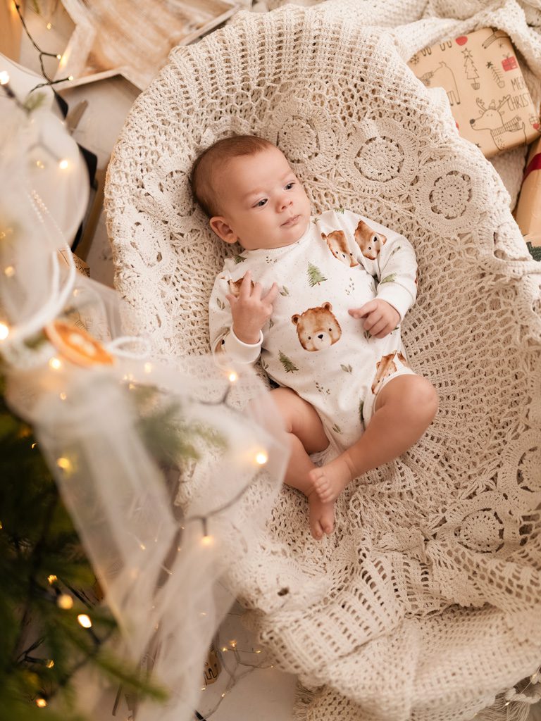 Body niemowlęce niedźwiadki w lesie