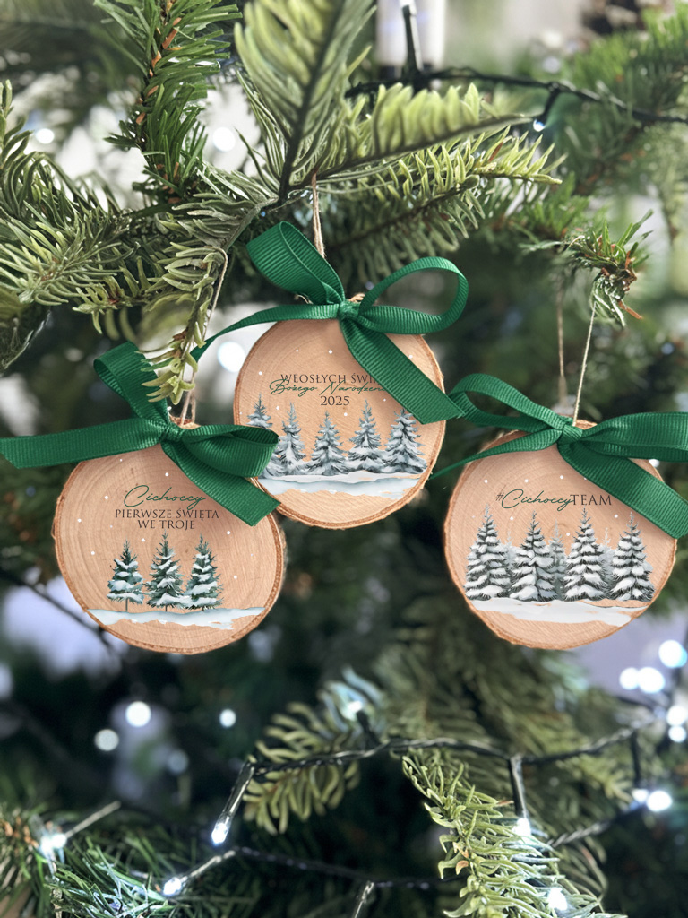 Drewniane bombki z nadrukiem zimowego lasu