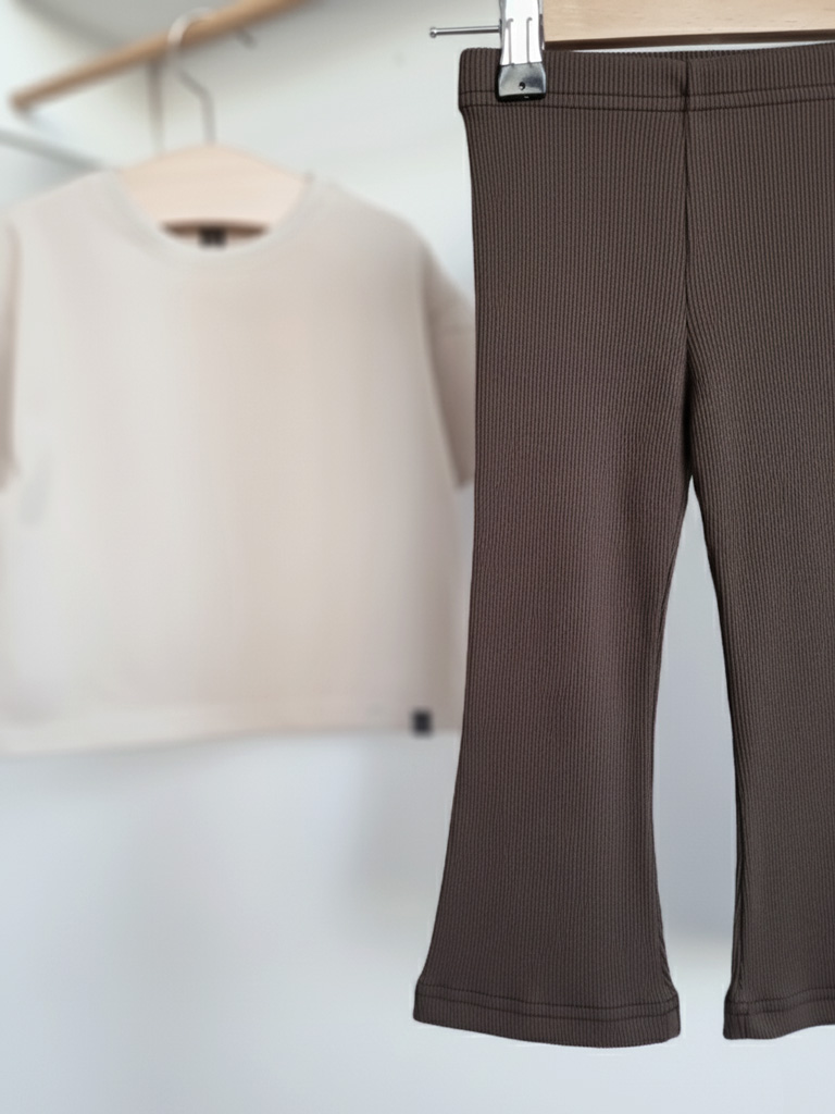 Spodnie dziecięce prążkowane dzwony brązowe