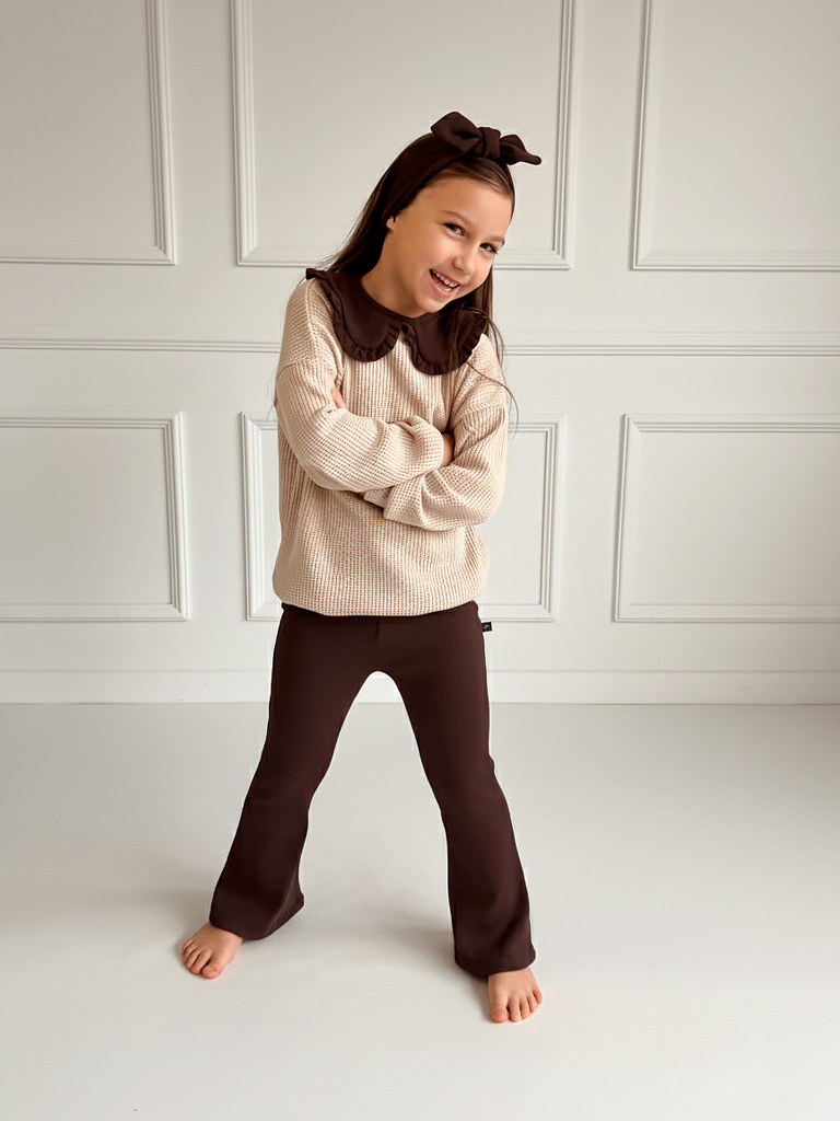 Spodnie dziecięce prążkowane dzwony brązowe