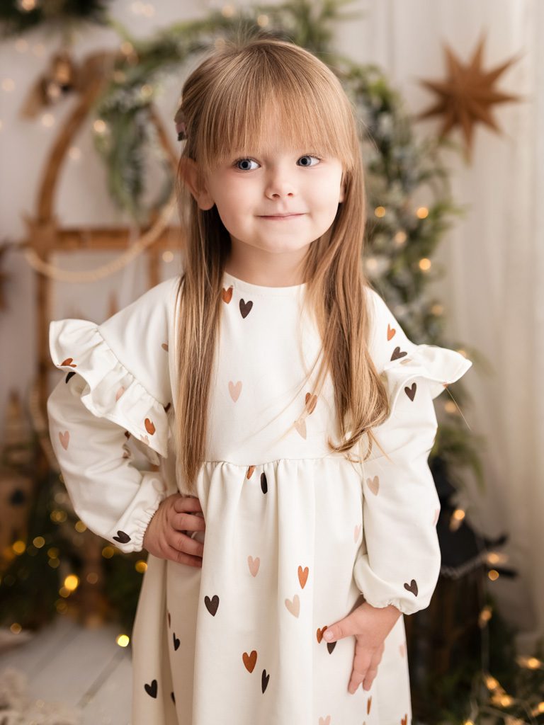 Sukienka z długim rękawem z falbankami kolorowe serduszka