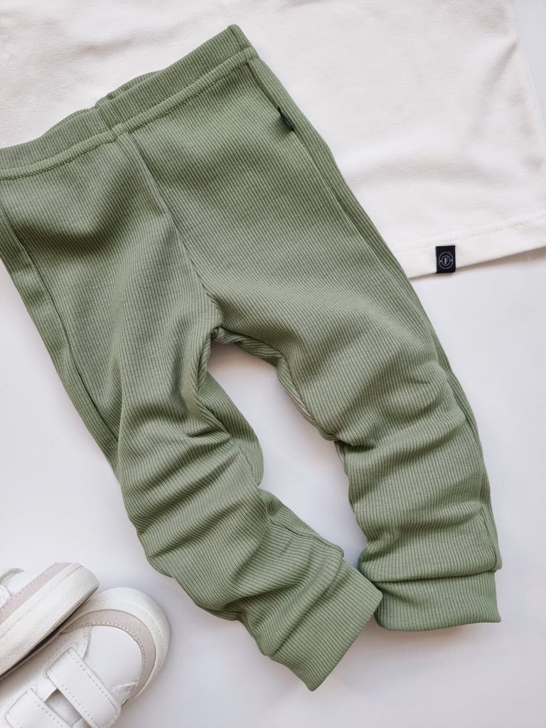 Getry prążkowane pistacjowe