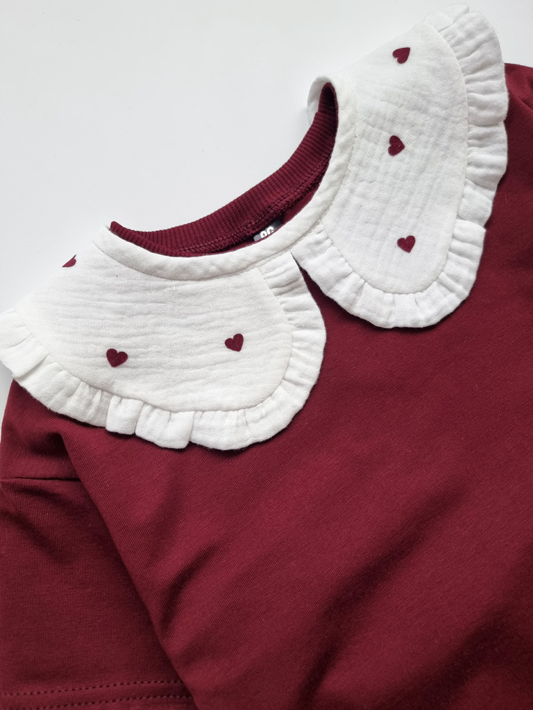 Kołnierzyk dziecięcy muślinowy z falbanką bordowe serduszka