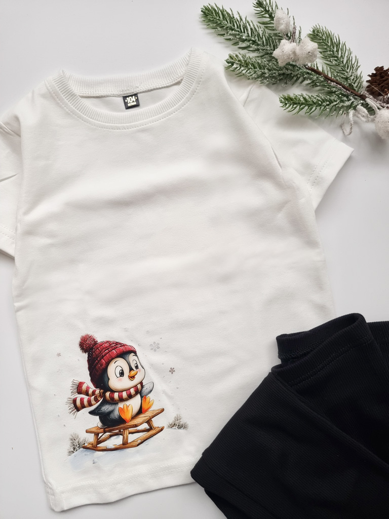 Koszulka dziecięca pingwinek na sankach