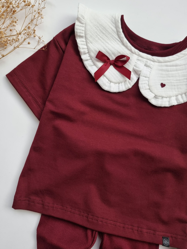Kołnierzyk dziecięcy muślinowy z falbanką bordowe serduszko i kokardka
