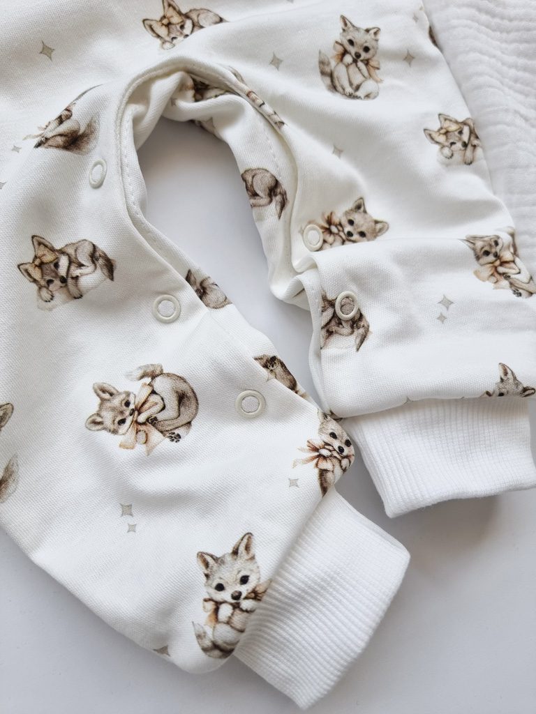 Pajac niemowlęcy bez stópek wilki z kokardkami - obrazek 3