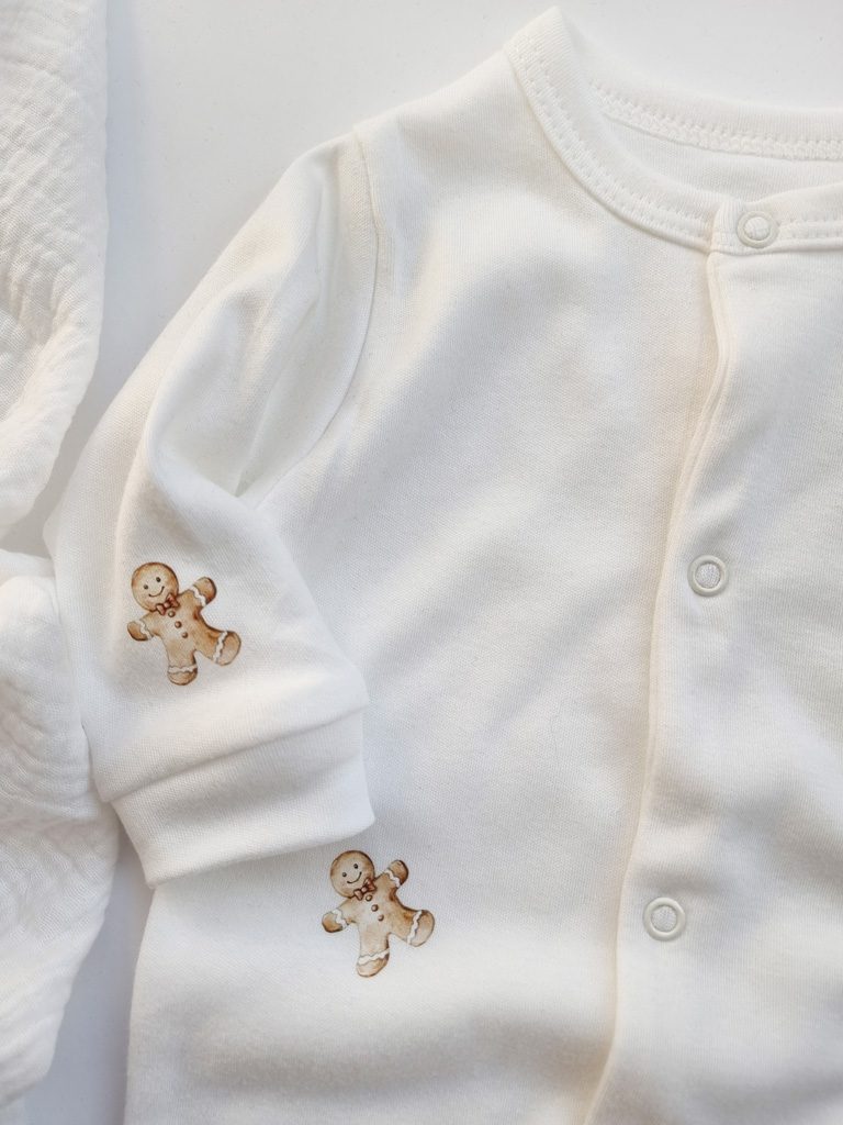 Pajacyk niemowlęcy ze stópkami pierniczki - obrazek 4