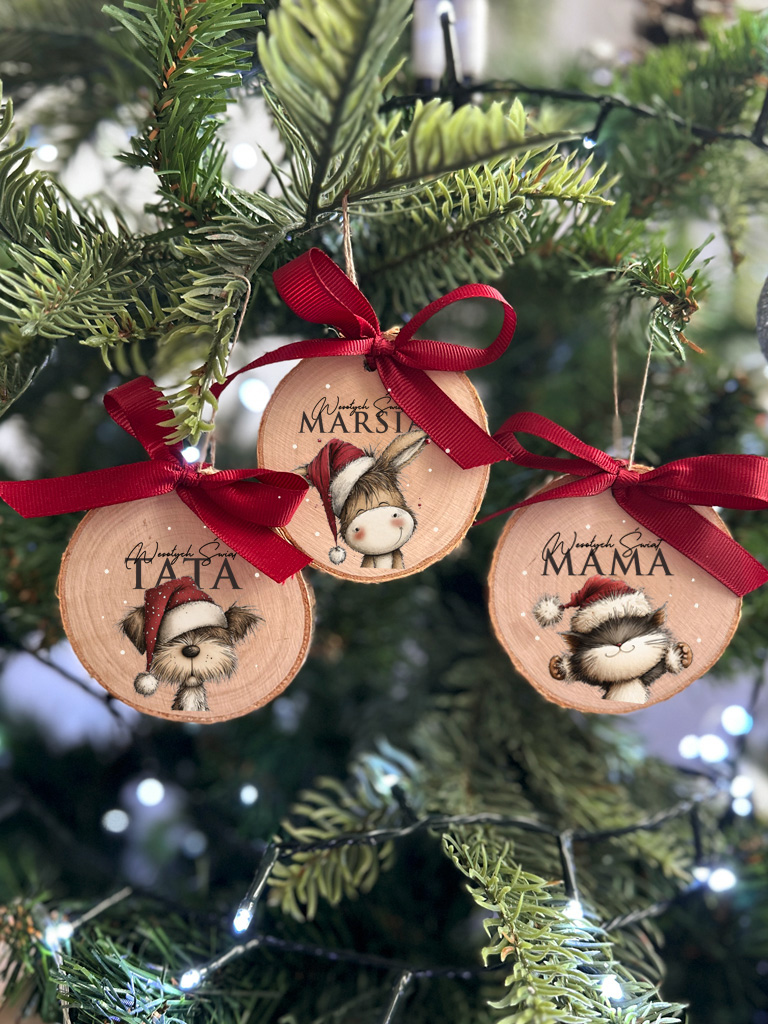Drewniane bombki z nadrukiem zwierzątek w świątecznych czapkach