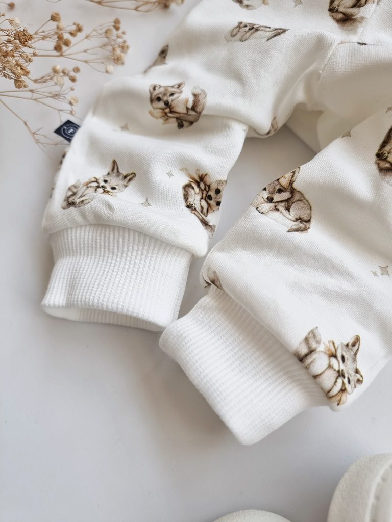 Spodnie niemowlęce wilki z kokardkami - obrazek 3