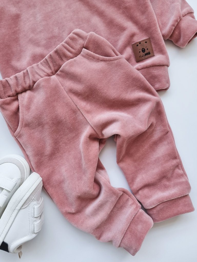 Dres welurowy dziecięcy brzoskwiniowy róż bluza + spodnie - obrazek 3