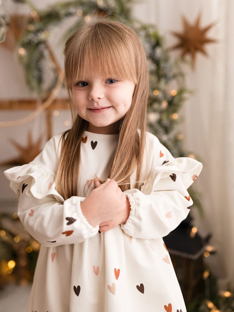 Sukienka z długim rękawem z falbankami kolorowe serduszka - obrazek 3