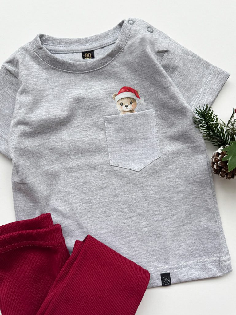 Szara koszulka dla dziecka ze świątecznym misiem w kieszonce