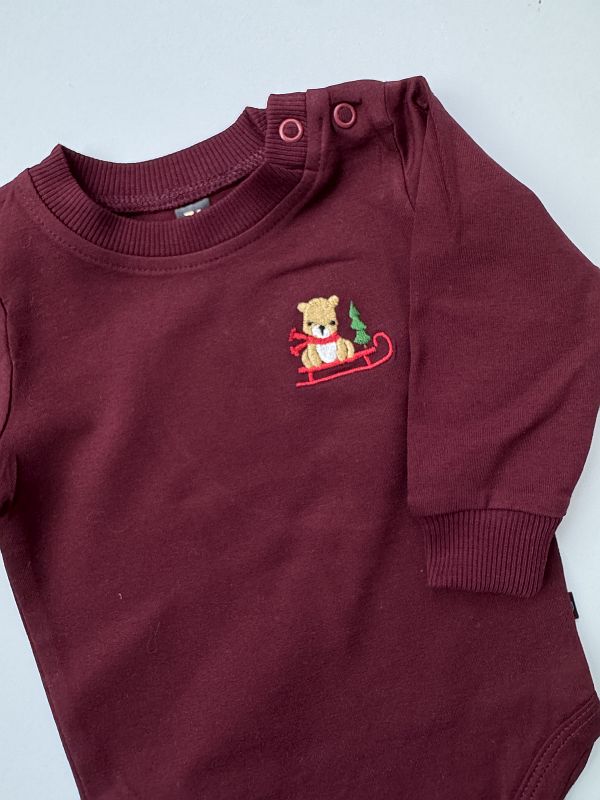 Body bordowe z długim rękawem z haftem misia na sankach 74