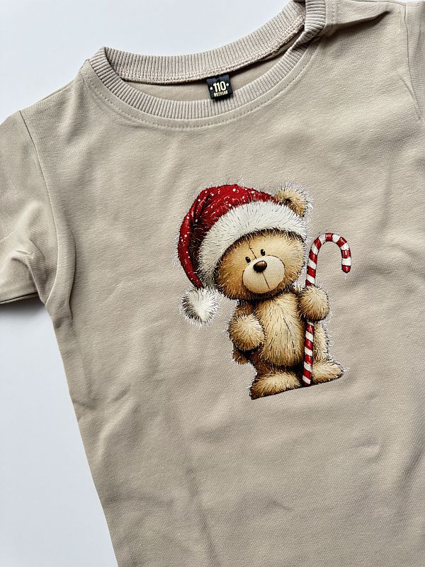 Koszulka beżowa z misiem w czapce mikołajowej 110