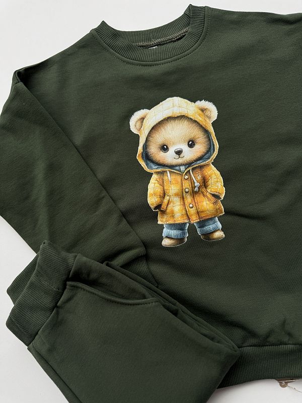 Komplet oliwkowy bluza + spodnie dresowe miś w żółtym płaszczu rozmiar 104