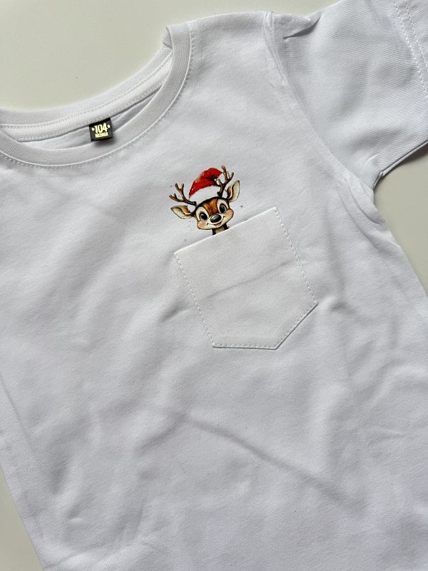 Koszulka biała z reniferkiem w kieszonce 104