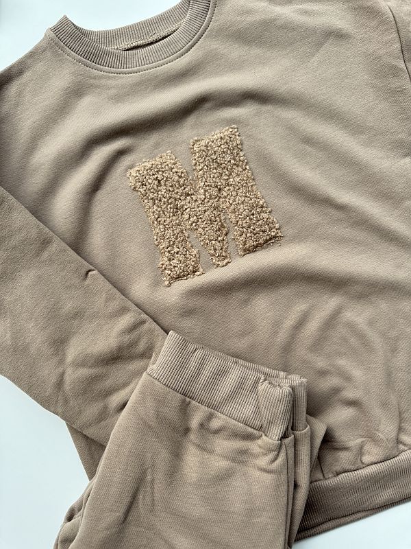 Komplet kawowy bluza + spodnie dresowe inicjał M rozmiar 128