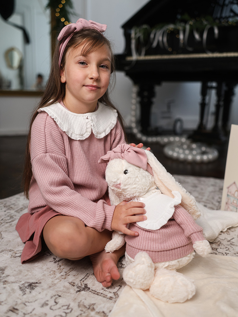 Maskotka króliczek ecru w sweterku + domek