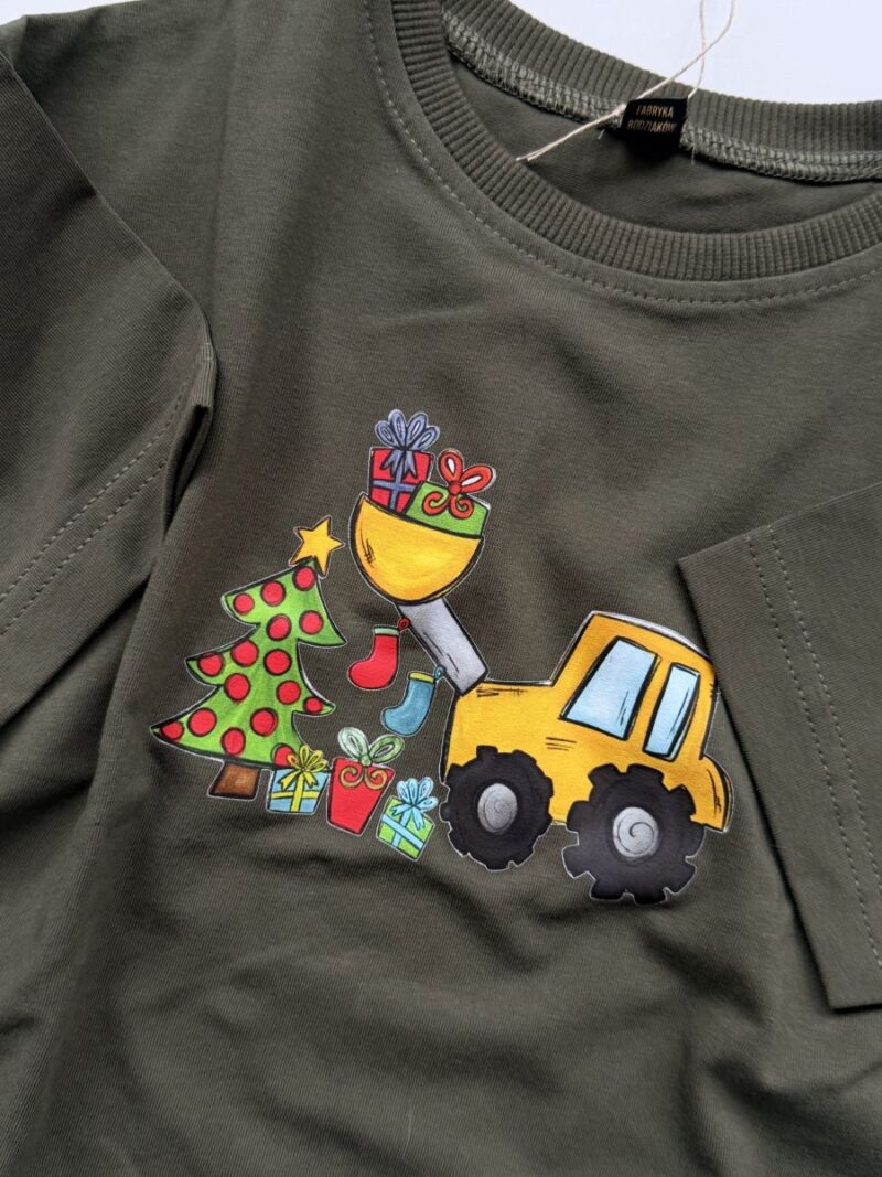 Koszulka oliwkowa z koparką z prezentami rozmiar 98