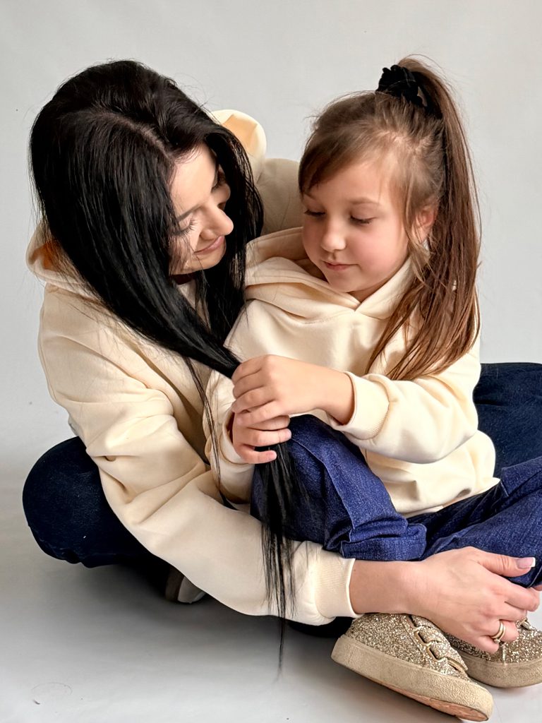 Bluza damska z kapturem waniliowa motherhood