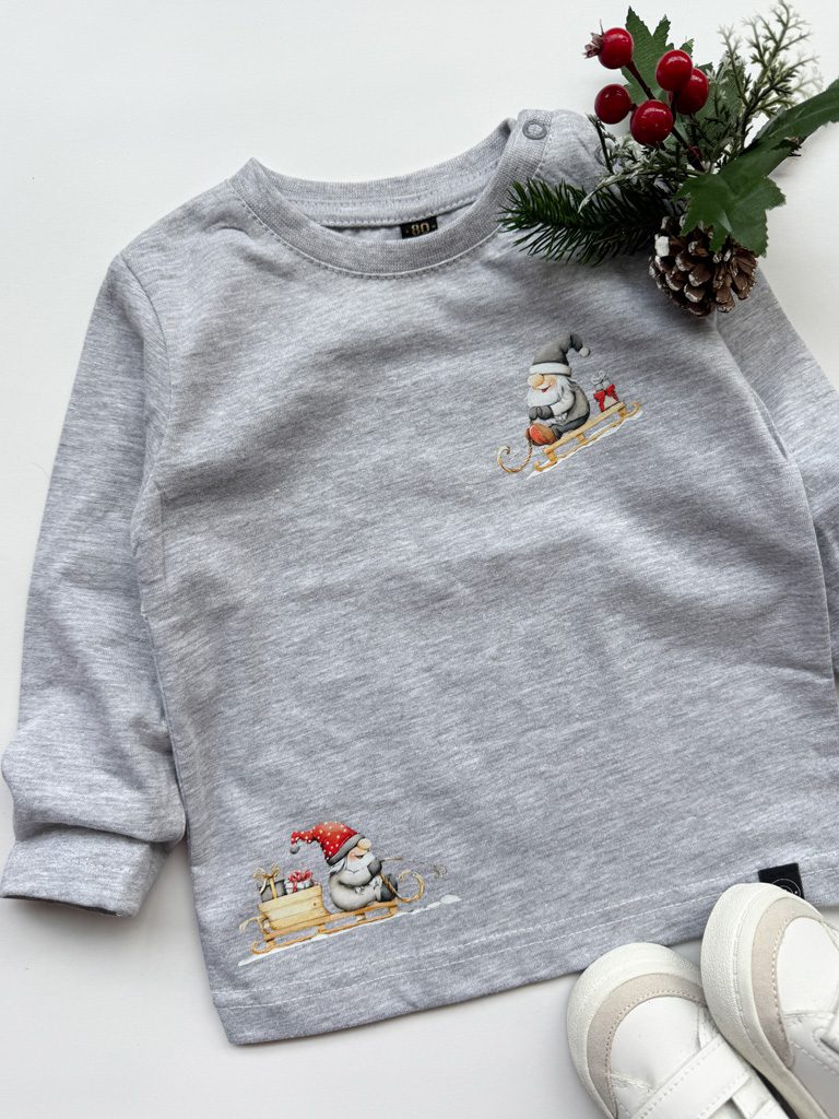 Szara koszulka dla dziecka skrzaty na sankach