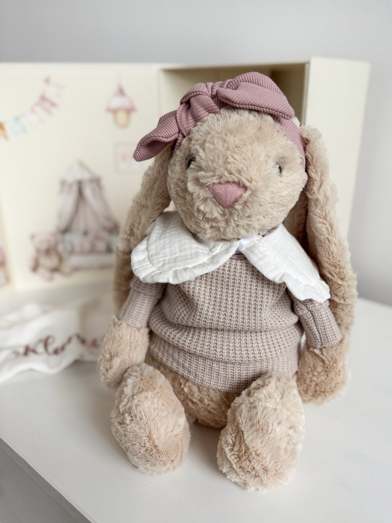 Maskotka króliczek beżowy w sweterku + domek