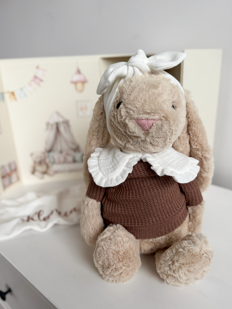 Maskotka króliczek beżowy w kawowym sweterku + pudełko domek - obrazek 7