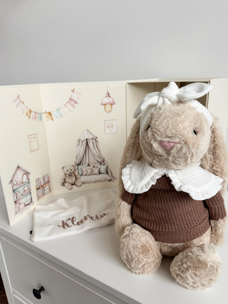 Maskotka króliczek beżowy w kawowym sweterku + pudełko domek