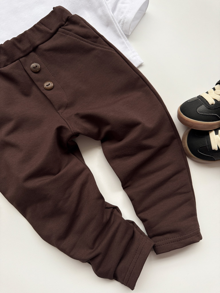 Spodnie dla chłopca czekoladowe z guzikami