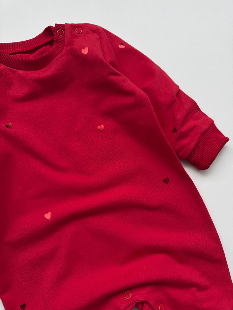 Czerwony pajac niemowlęcy metaliczne serduszka