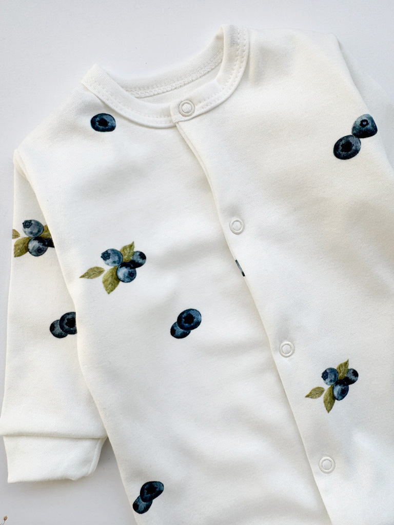 Bawełniany pajac niemowlęcy ze stópkami borówki